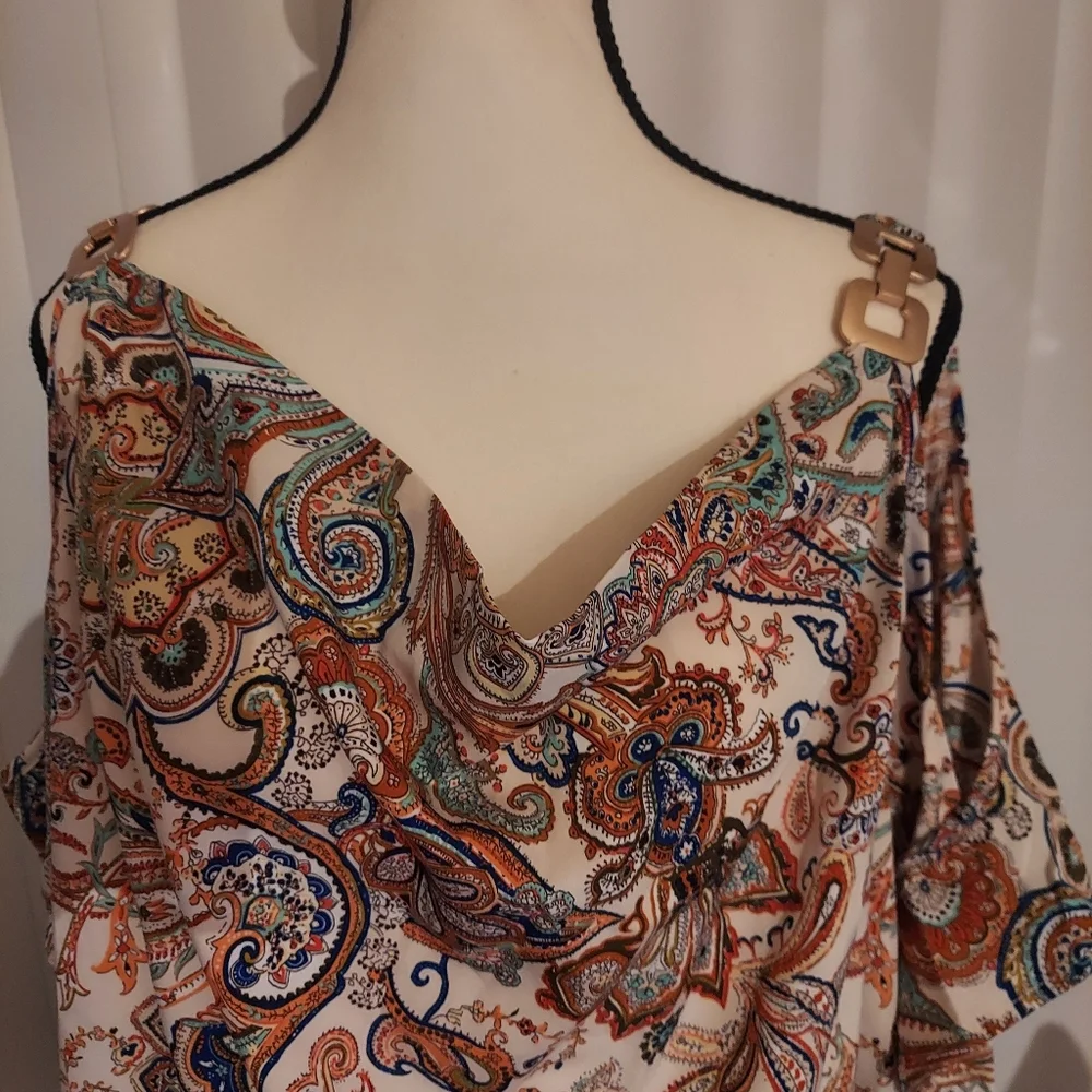 NWOT Cold Shoulder style top - Picture 2 of 6